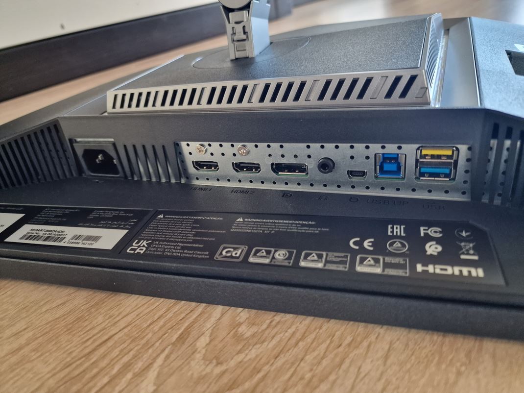 AOC AGON Pro AG246FK Portov je dostatok.