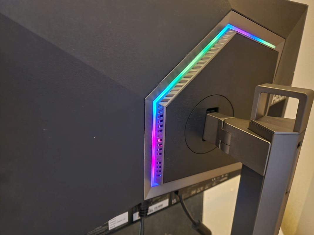 AOC AGON Pro AG246FK Nechba zadn RGB podsvietenie.