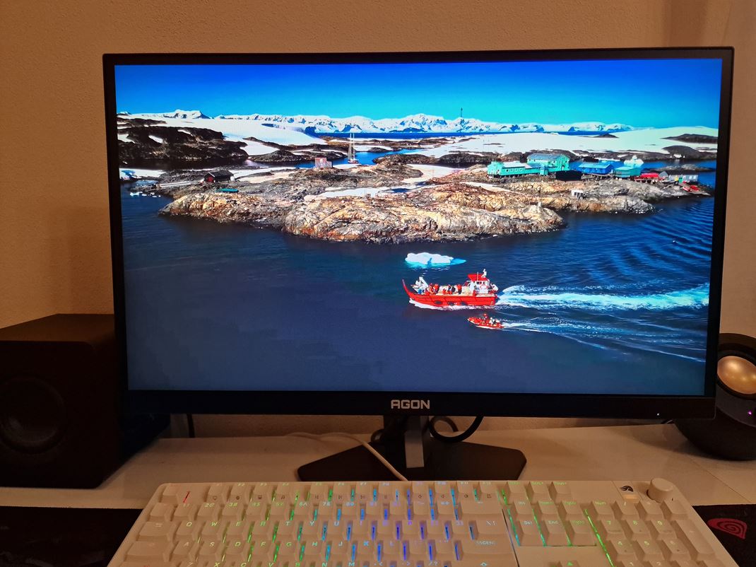 AOC AGON Pro AG246FK Dobre sa na monitore daj pozera aj filmy a vide.