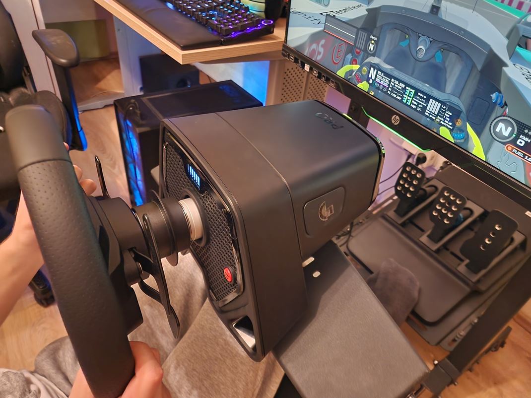 Logitech PRO Racing Wheel + RS Wheel Hub Pripoji volant viete aj na rig, ale zklada je vek a volant ikm, muste si to ponastavova.