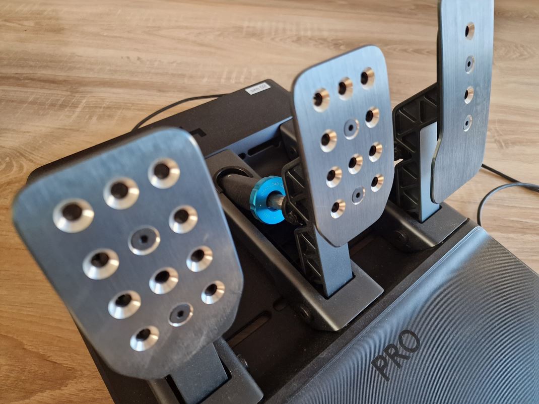 Logitech PRO Racing Wheel + RS Wheel Hub Za pedle si priplatte, ale s vyhotovenm vemi kvalitn 