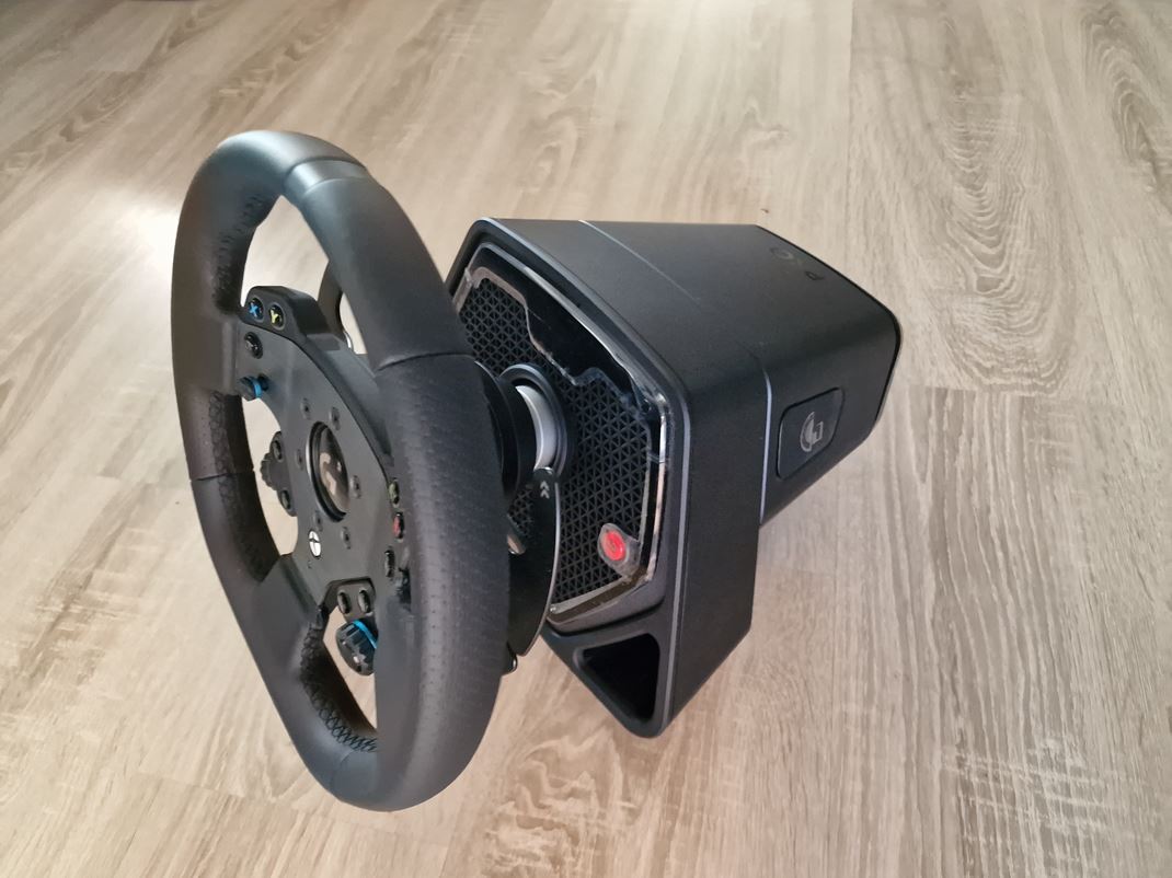 Logitech PRO Racing Wheel + RS Wheel Hub Logitech sa prekvapivo rozhodol s v dizajne zkladnch volantov.