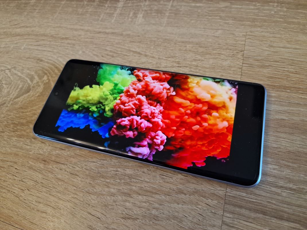 Xiaomi Redmi Note 13 Pro+ AMOLED sa farebne uke vemi pekne.