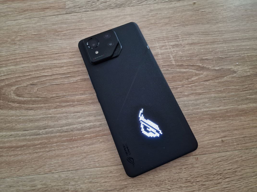 Asus ROG Phone 8 Pro Zadn kryt je teraz viac tandardn, aj ke skrva v sebe psobiv AniMe matrix displej.