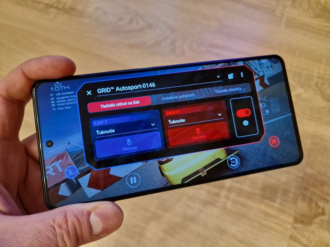 Asus ROG Phone 8 Pro Mobilu nechbaj AirTriggery na hornej hrane, ktor si mete poas hry nastavi tak, e aktivuj oblas na obrazovke.