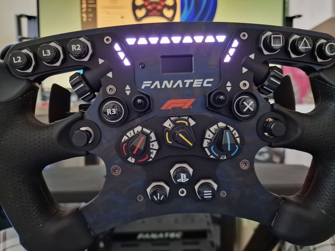 Fanatec Clubsport Racing Wheel F1bundle  Volant ponkne ako LED didy, tak displej na rchlos.