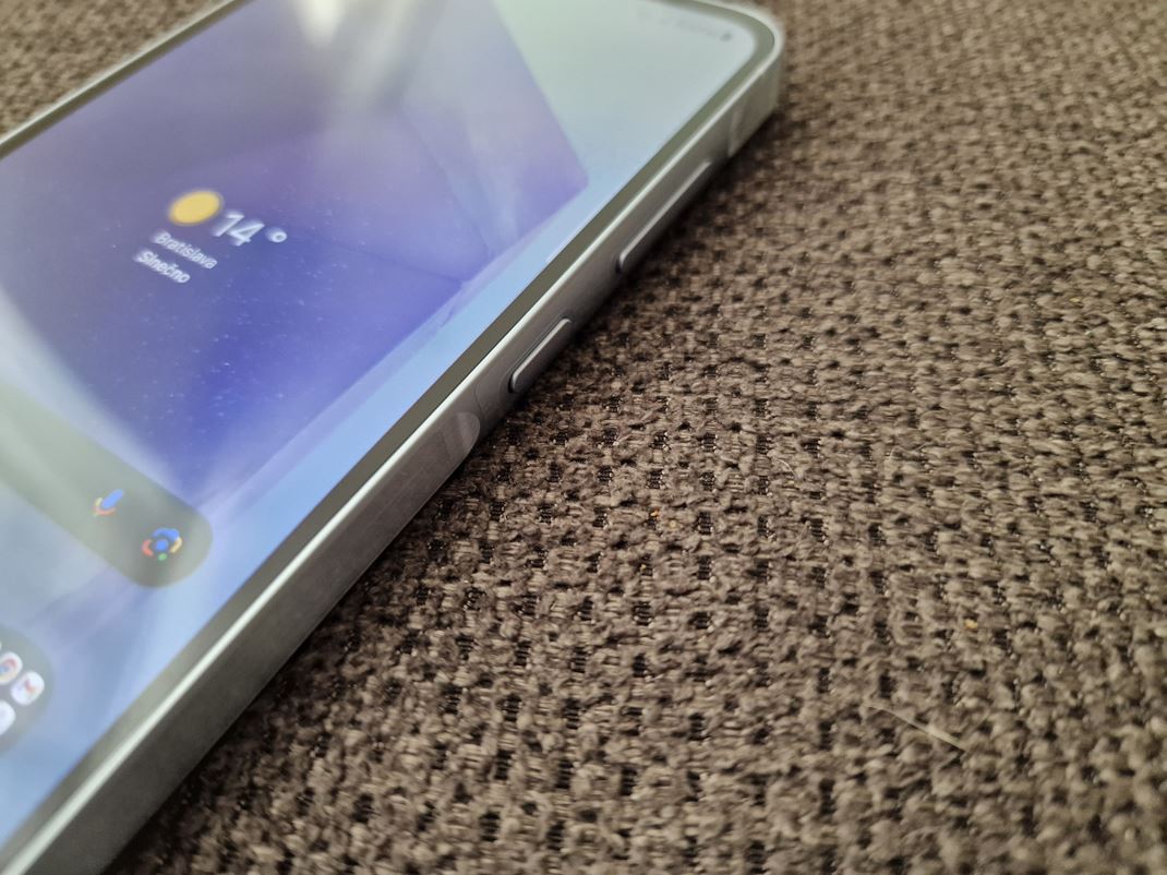 Samsung Galaxy A55 5G Hrany s ploch, jedine pri tlaidlch je mal zaoblenie.