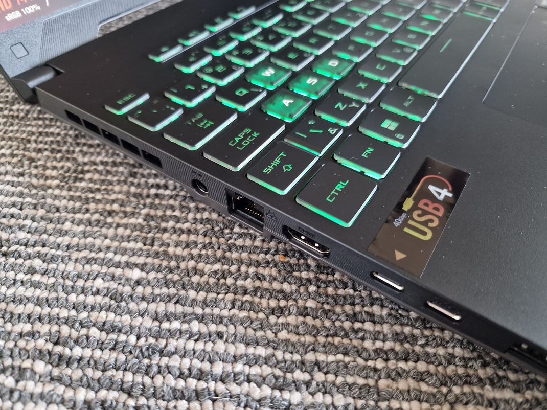 ASUS TUF Gaming A15 (FA507NV) Portov bude dostatok, vina je na avej strane