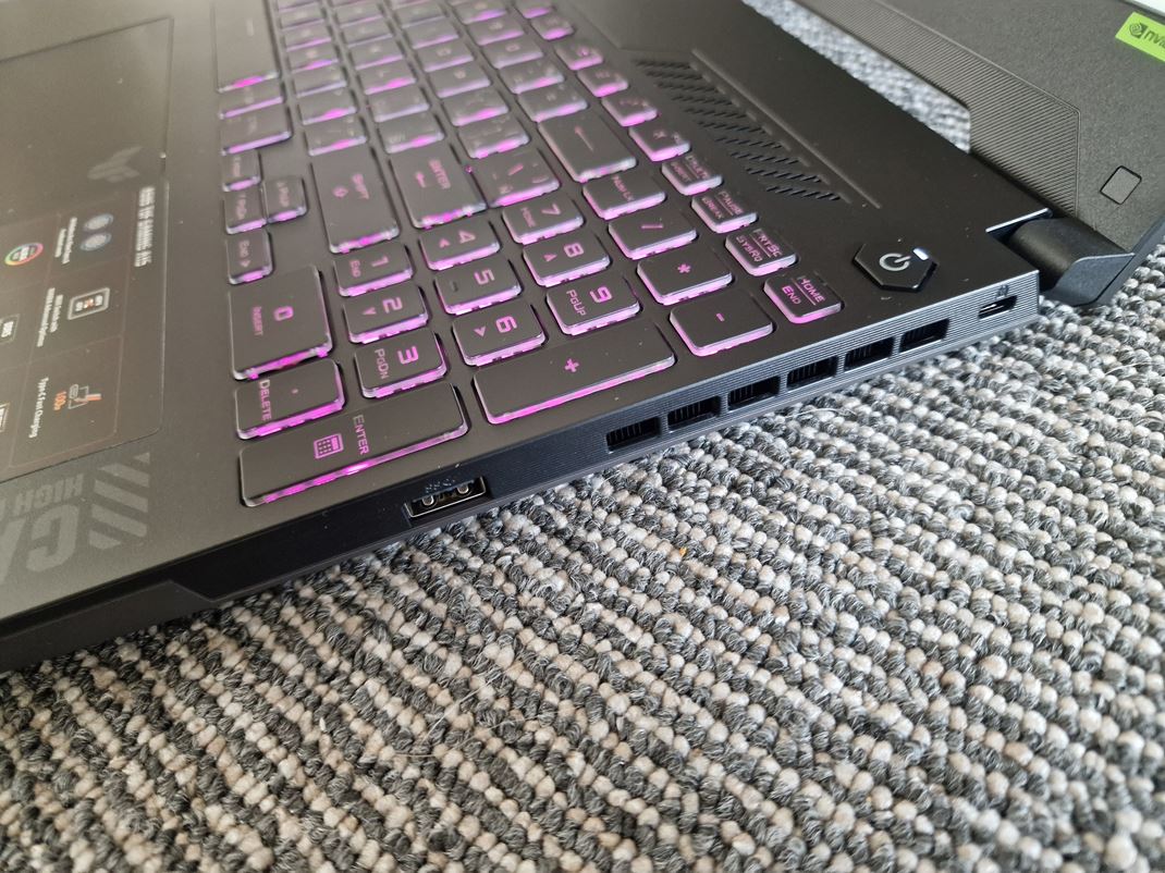 ASUS TUF Gaming A15 (FA507NV) Na pravej strane je len jeden port.