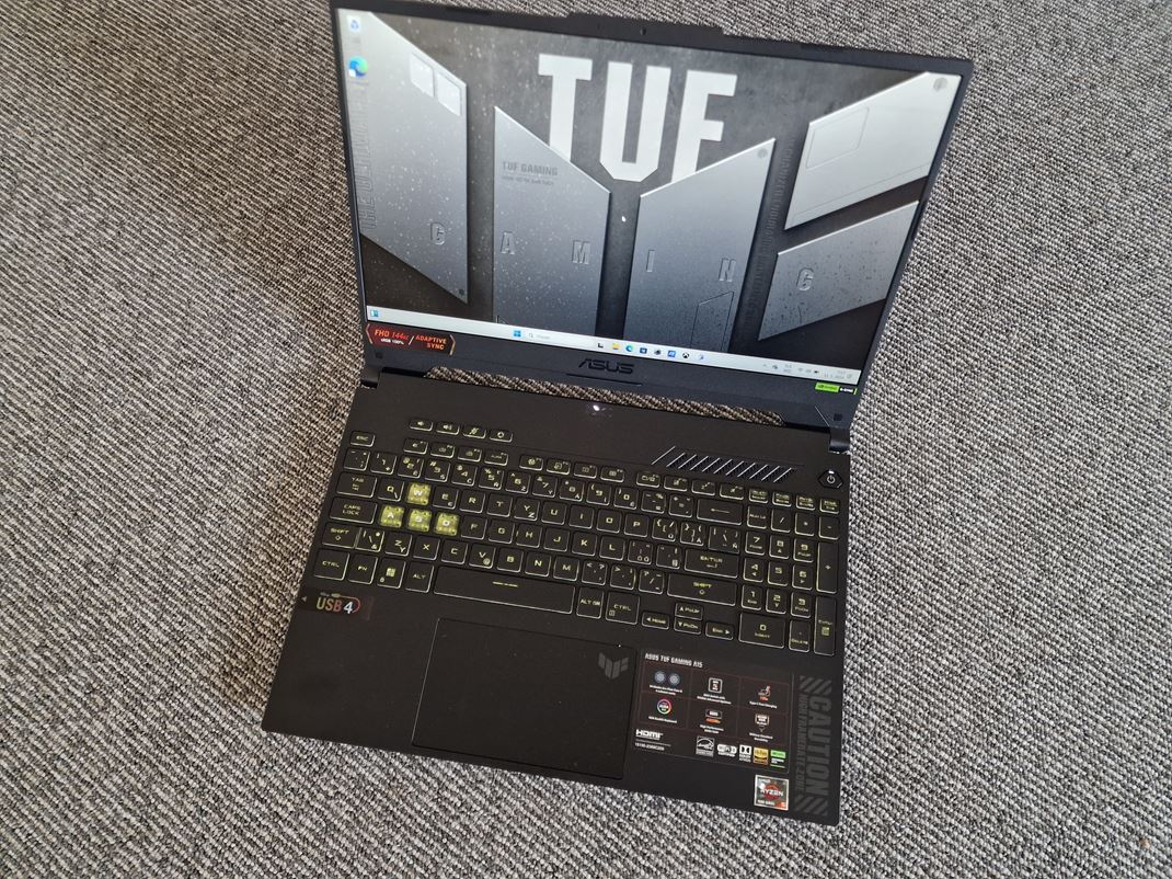 ASUS TUF Gaming A15 (FA507NV) Notebook ponka prjemn dizajn a pevn kontrukciu.