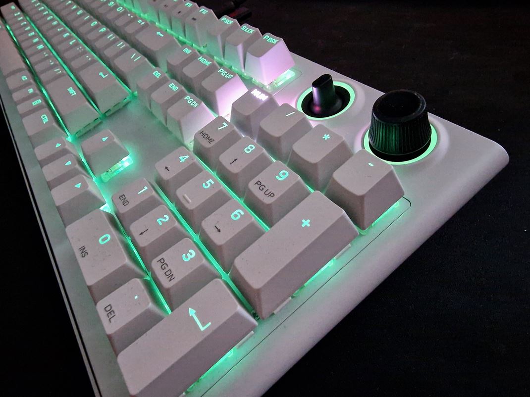 Hern klvesnica Alienware 920K  Klvesnica sa od konkurencie odliuje aj zvolenm rotanho ovldania hlasitosti a joystickovho prepnaa