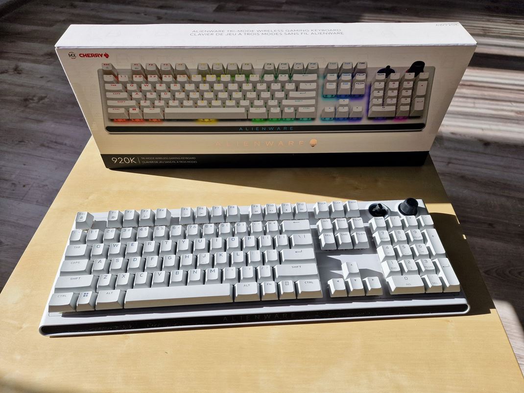 Hern klvesnica Alienware 920K  Pri zbenom pohade pripomna obvykl tandard.