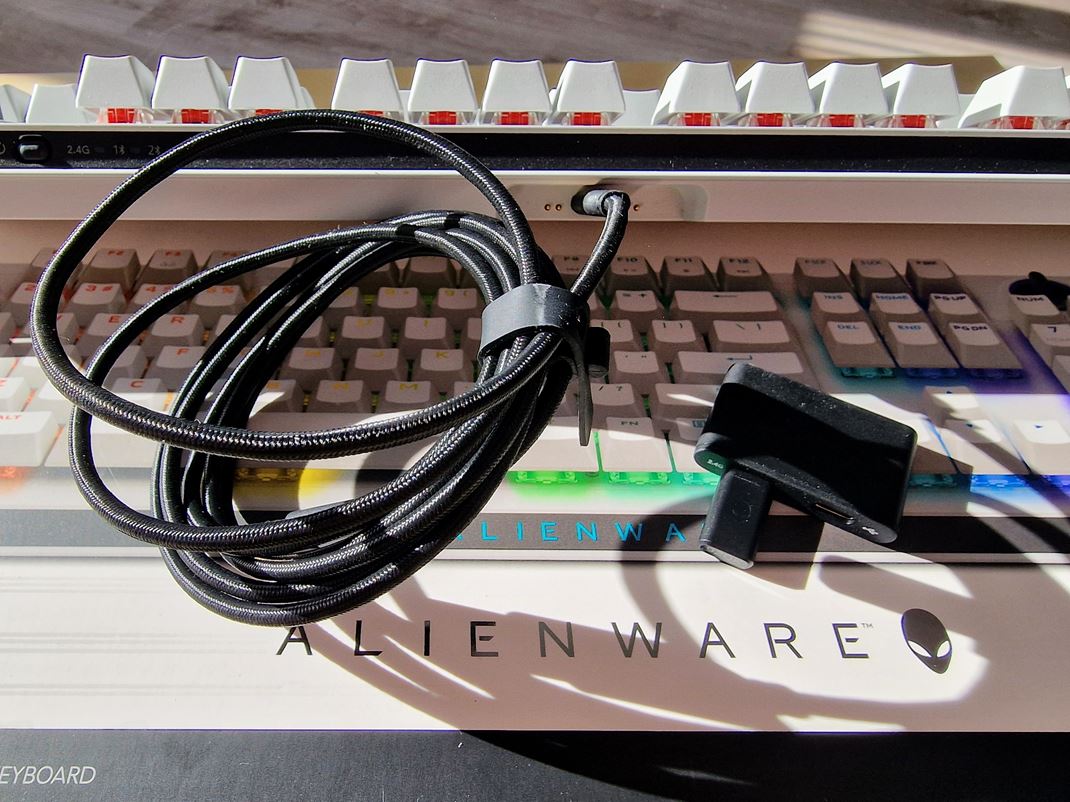 Hern klvesnica Alienware 920K  Klvesnicu je mon pripoji pomocou USB-C kbla