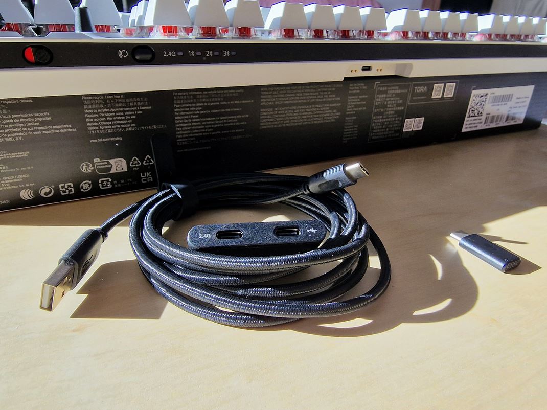 Hern klvesnica Alienware 920K  Sasou balenia je okrem USB kbla aj magnetick redukcia s USB-C hubom
