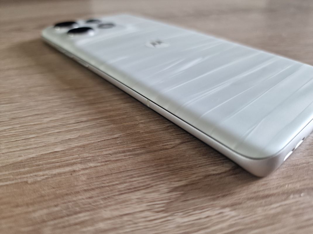 Motorola Edge 50 Pro Zadn kryt je prjemne zaoblen. Dobre sa dr.
