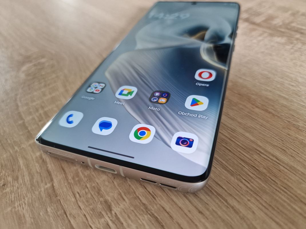 Motorola Edge 50 Pro Predn displej je rovnako zaoblen.