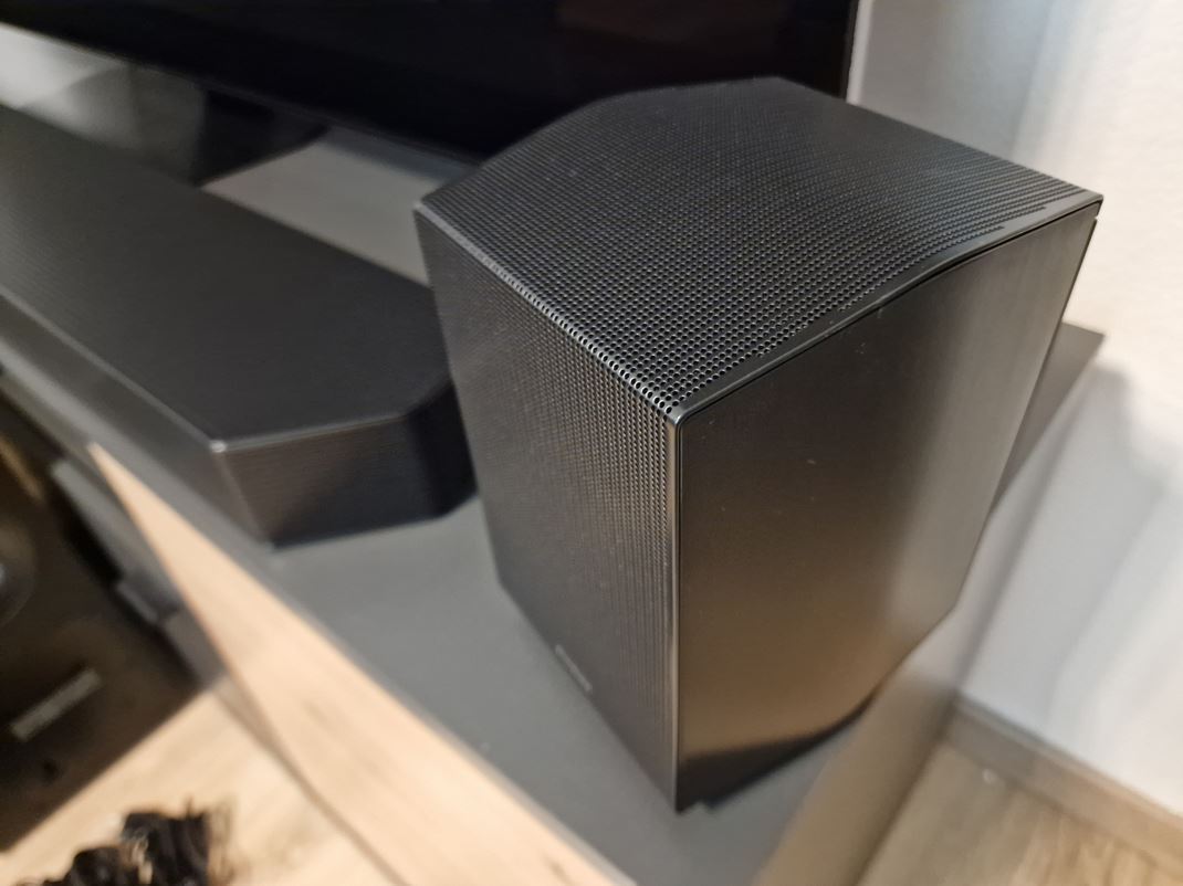 Samsung 65'' QN90D - Mini LED TV Satelitn reproduktory si mete umiestni dopredu alebo dozadu pre plnohodnotn priestorov zvuk.