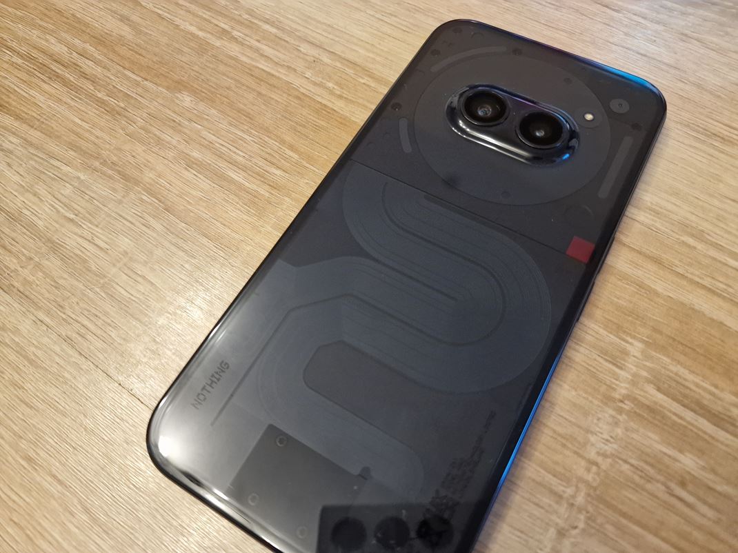 Nothing Phone (2a) Zadn stena je priesvitn, aj ke tu len s plastovm krytom