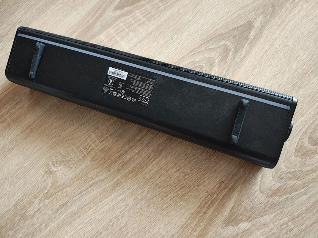 Sound Blaster GS3 - PC soundbar RGB osvetlenie je na spodnej strane v priesvitnom psiku