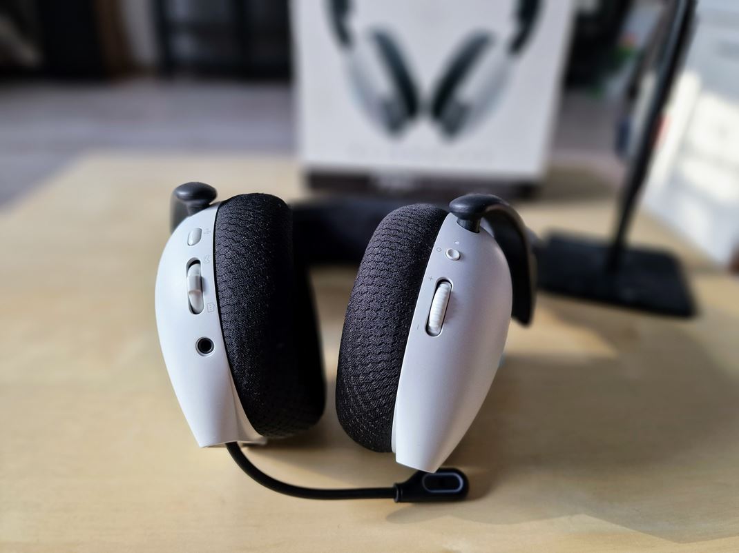 Alienware 720H - wireless hern headset Ovldacie prvky sa nachdzaj na spodnej strane slchadiel