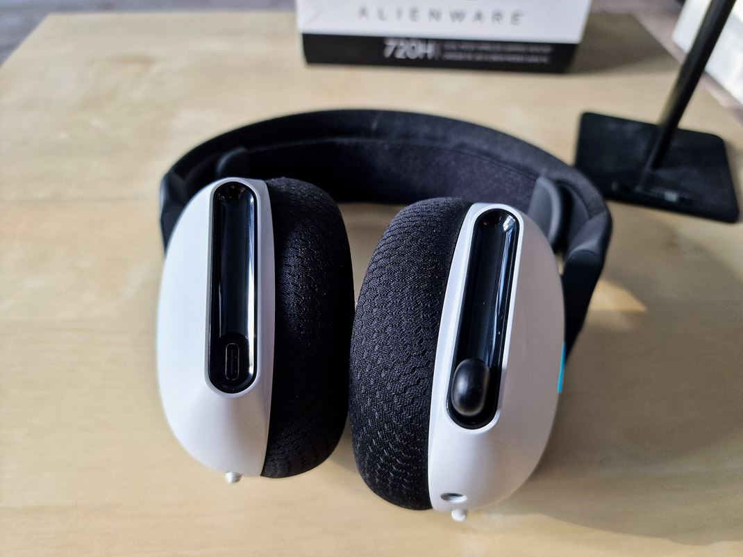 Alienware 720H - wireless hern headset Napjac port sa nachdza na prednej strane