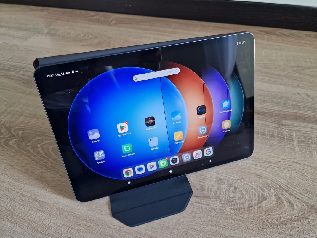 Xiaomi Mi Pad 6S Pro 12.4 Viete si dokpi aj ochrann obal, ktor posli aj ako stojan.