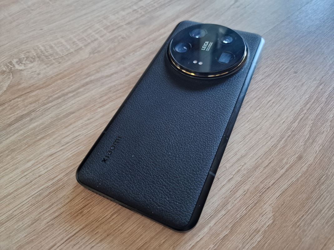 Xiaomi 14 Ultra Zozadu u vidte, e mobil je nieo viac ako vaka kamere, tak koenmu povrchu.
