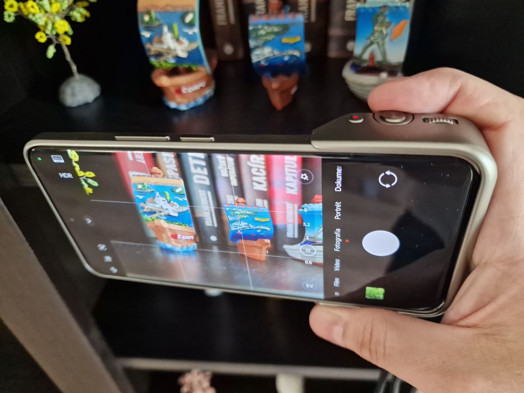 Xiaomi 14 Ultra S fotografickm doplnkom viete foti a pribliova bez apkania po displeji