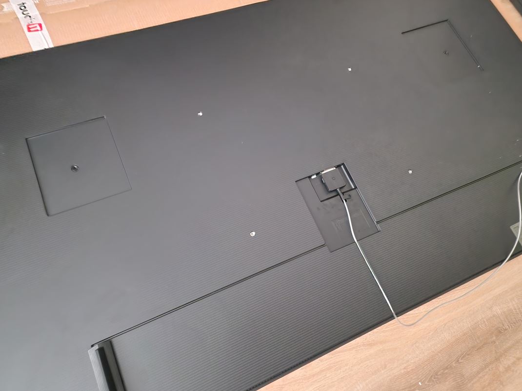 Samsung The Frame TV - QE65LS03D - TV ako obraz TV je kontrukne rieen tak, aby bol o najten s chytmi na tenk driak.