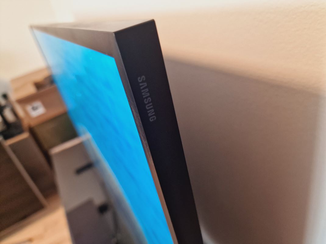 Samsung The Frame TV - QE65LS03D - TV ako obraz Okraje TV s vie ako zvyane a to preto, aby sa dali nasadi lity rznych farieb, aby TV vyzeral ako obraz