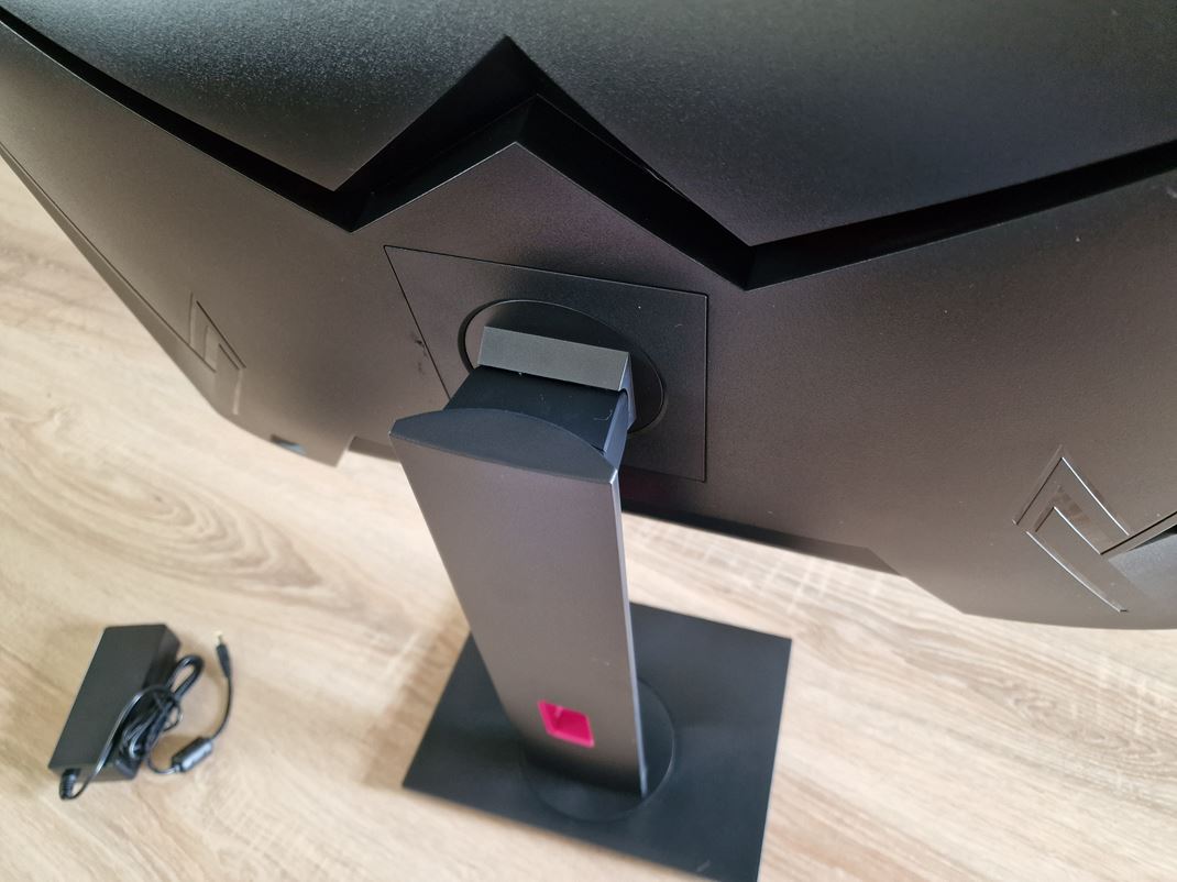 KTC H27P22S - lacný herný 4K/160Hz monitor Monitor zo zadu vyzerá elegantne. V tejto verzii je bez RGB podsvietenia.