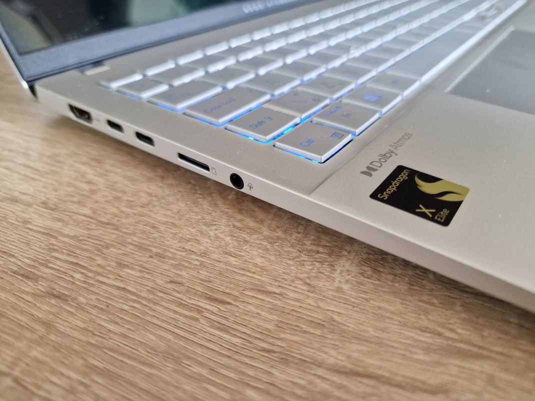 Asus Vivobook S 15 - Windows na Snapdragon procesore Na avej s USB-C porty, HDMI a aj taka kariet. Pridan je aj 3.5mm port.