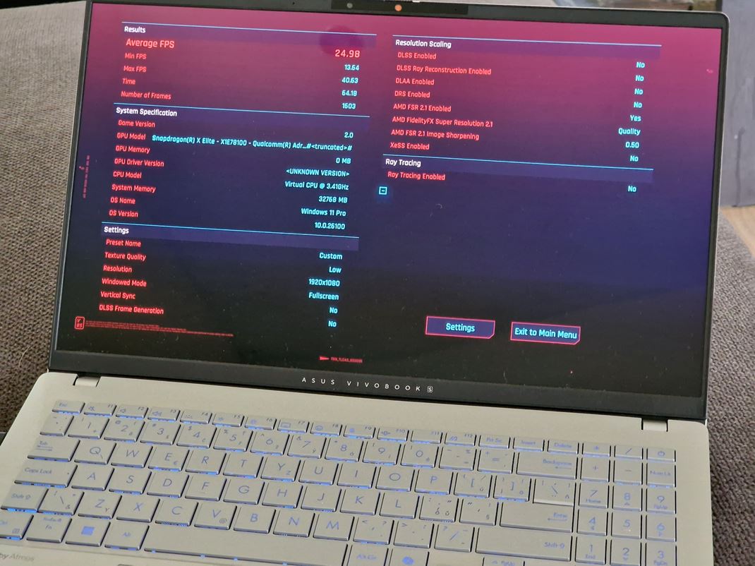 Asus Vivobook S 15 - Windows na Snapdragon procesore Procesor si hry detekuj ako virtulne CPU, kee je emulovan.
