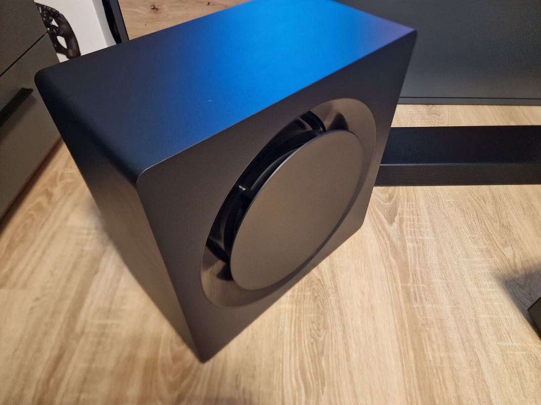 Samsung HW-Q990D - soundbar so zvukom kina Subwoofer je tu siln a vemi dobre vs vtiahne do filmu alebo hry.