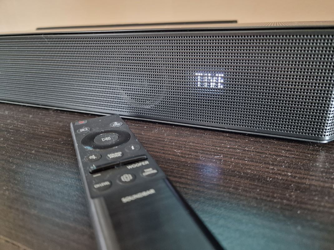 Samsung HW-Q990D - soundbar so zvukom kina Nechba miniautrny displej.