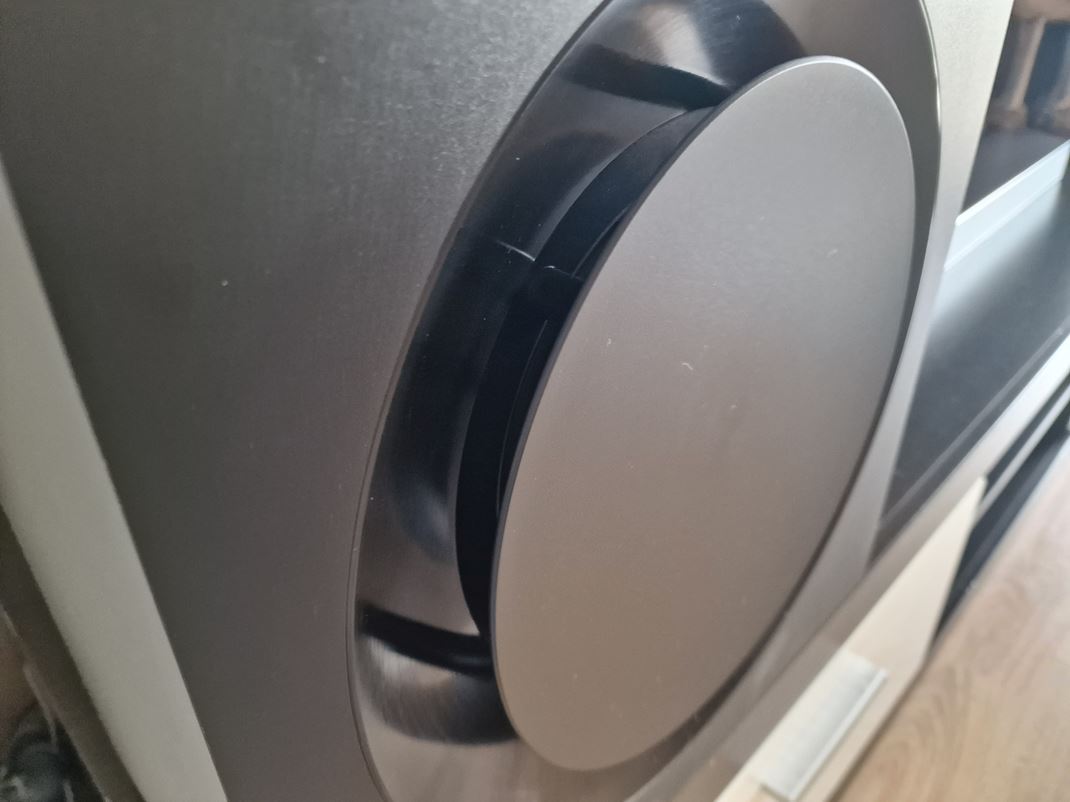 Samsung HW-Q990D - soundbar so zvukom kina Na rozdiel od ltkovho prekrytia v nich verzich tu Samsung pridal plastov kryt