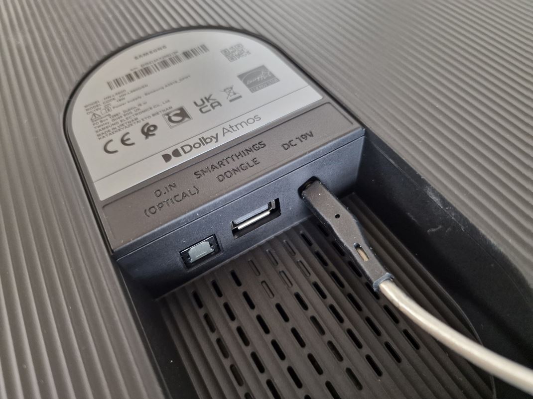 Samsung Music Frame LS60D Okrem napjania viete pripoji aj optick vstup a pridva sa Smartthings Dongle.