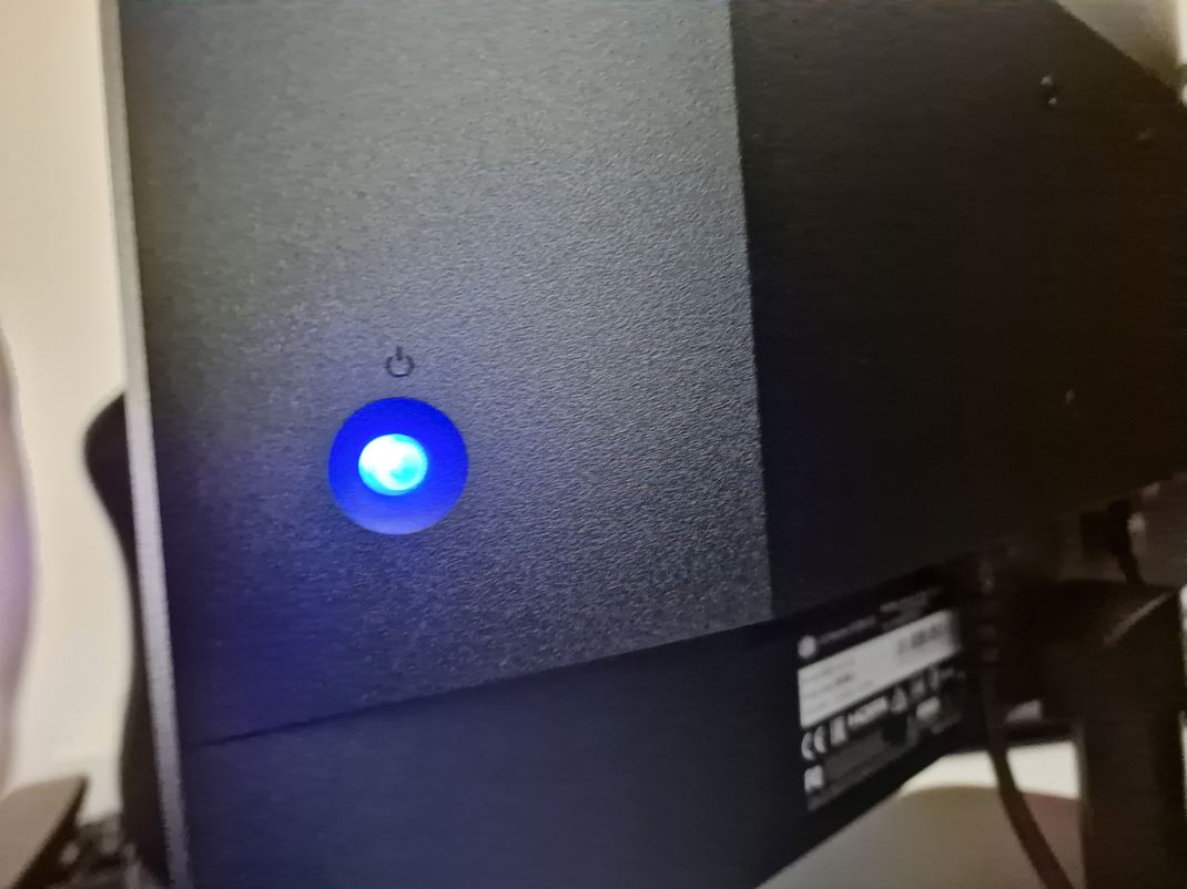 Cooler Master GA2701S Monitor m jeden joystickov ovlda vzadu, ktor je zrove aj podsvieten.