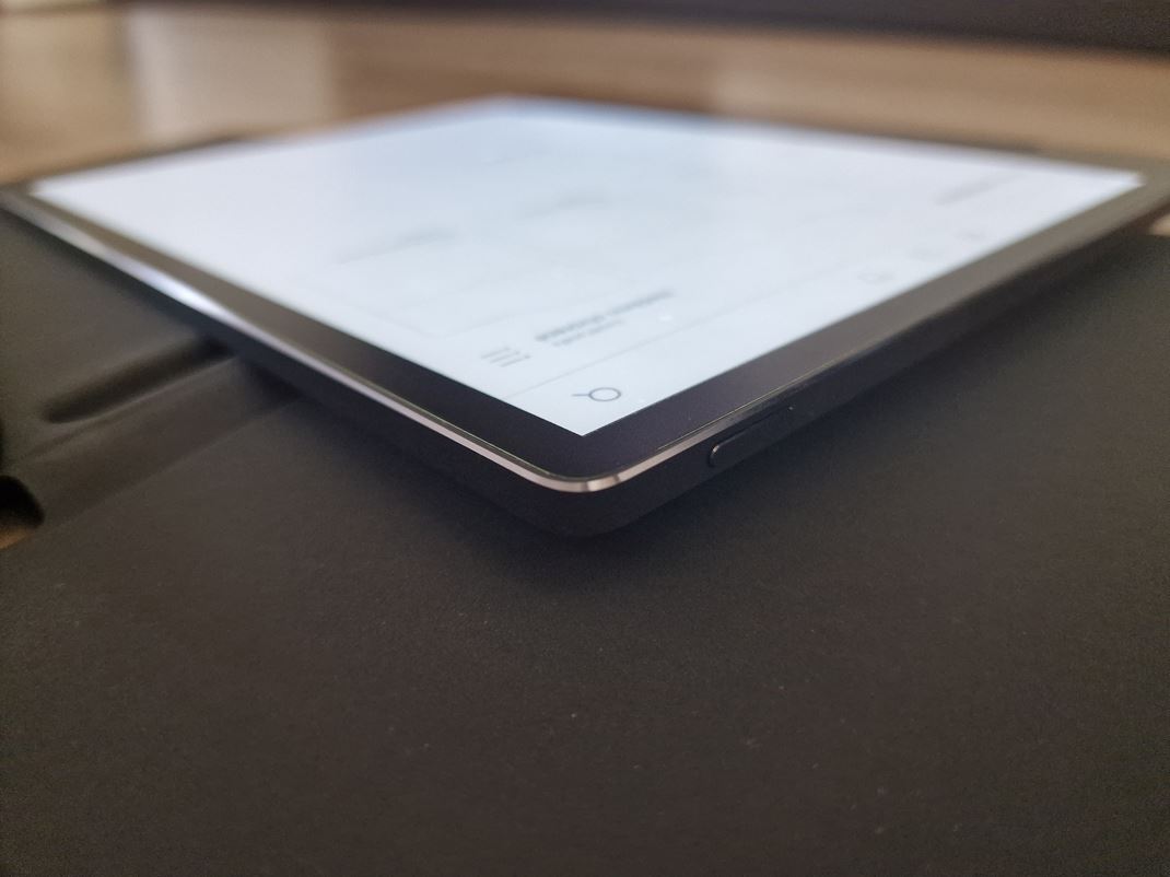 Lenovo Smart Paper Kontrukcia je kvalitn, na rozdiel od niektorch plastovch taiek.