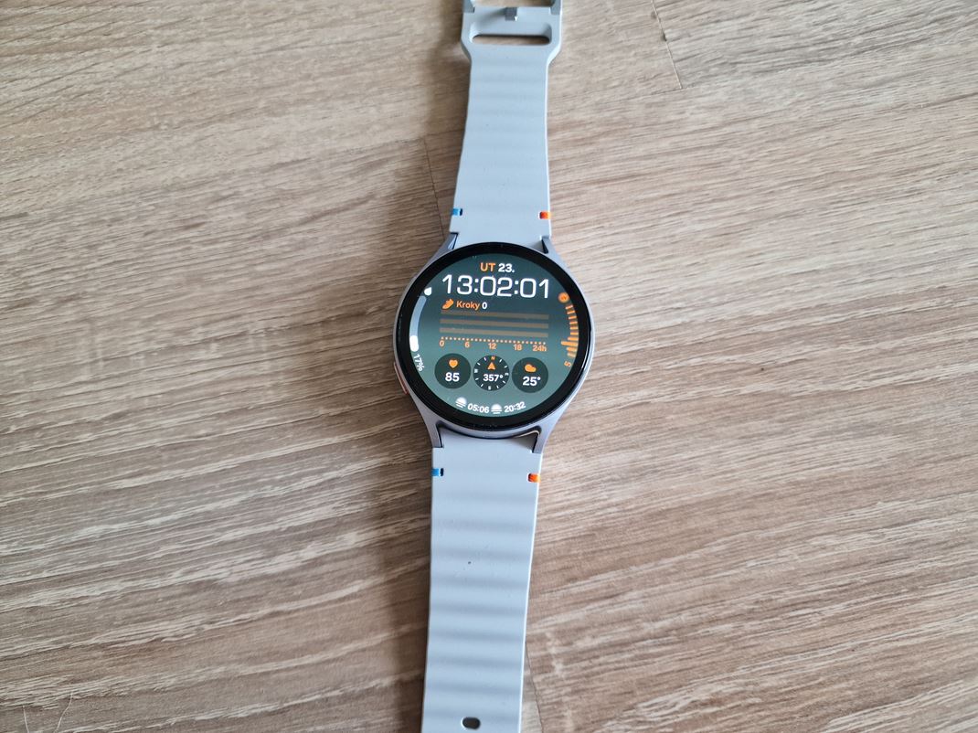 Samsung Galaxy Watch7 Nov verzia sce zachovva dizajn hodiniek, ale ponka vylepen remienok.