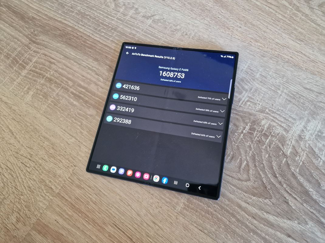 Samsung Galaxy Z Fold6 Vkon je mierne ni ako v S24 srii, ale mobil sa nikdy vrazne nezahreje