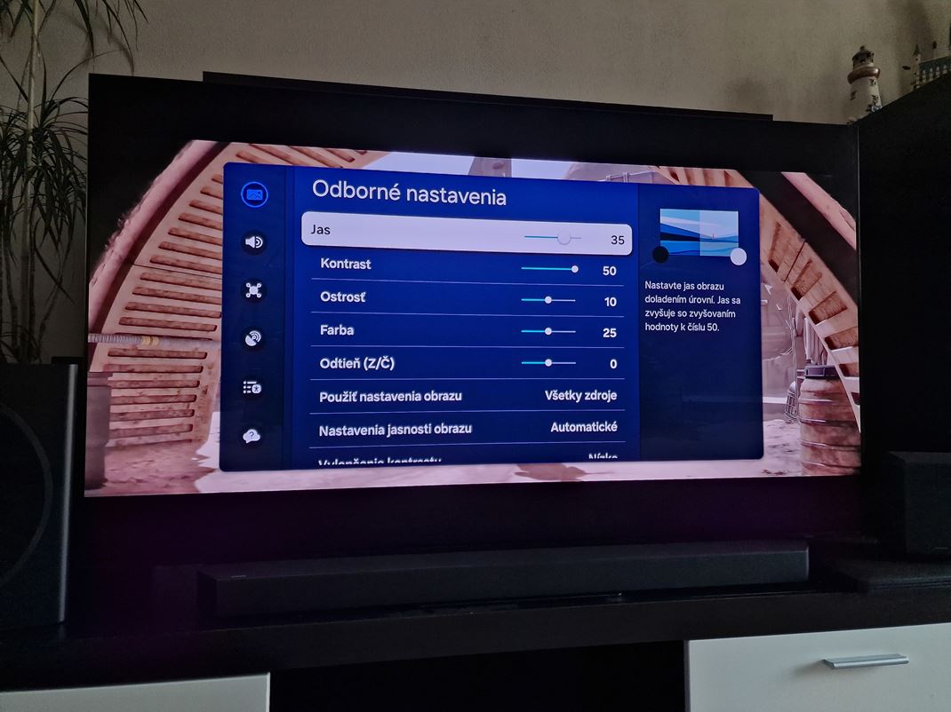 Samsung QD-OLED TV 65'' S95D Na hlbie nastavenia je  klasick vek modr menu, ktor Samsung dr u roky