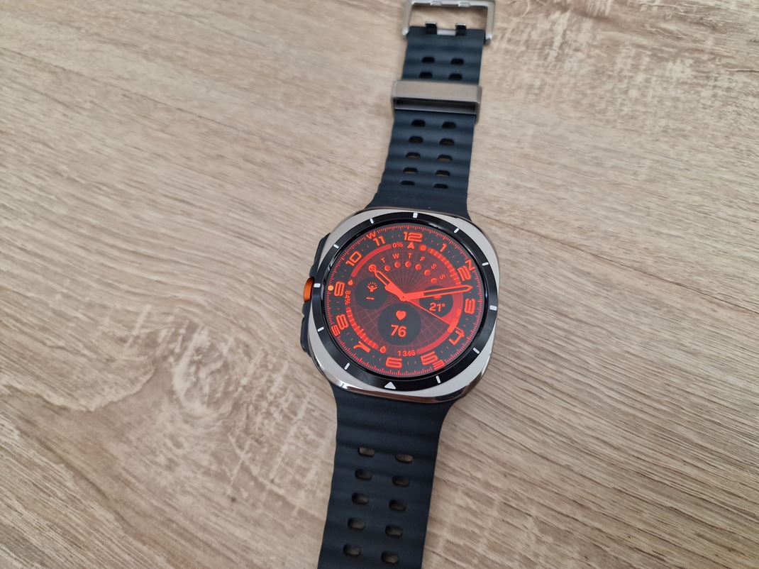 Samsung Galaxy Watch Ultra Non reim na selnku je erven.