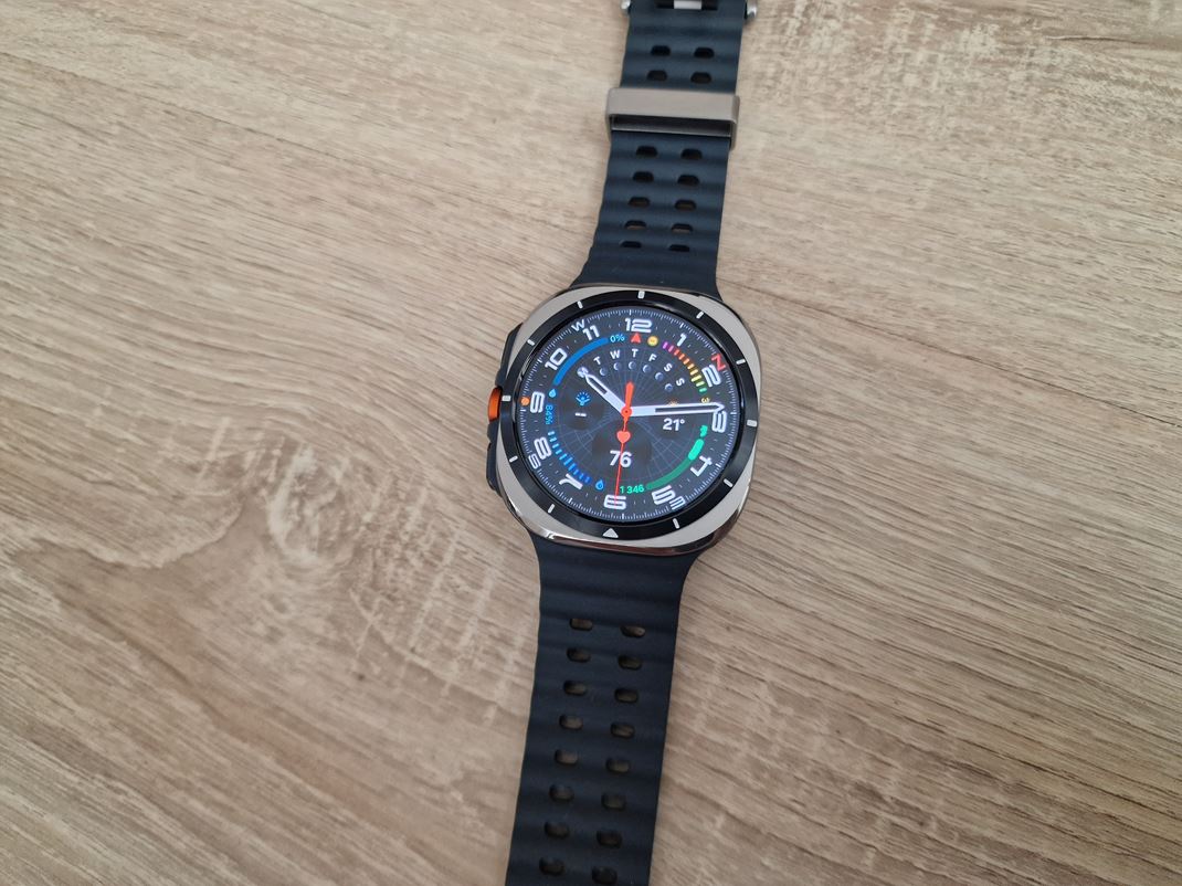 Samsung Galaxy Watch Ultra Dizajnovo vyzeraj psobivo.