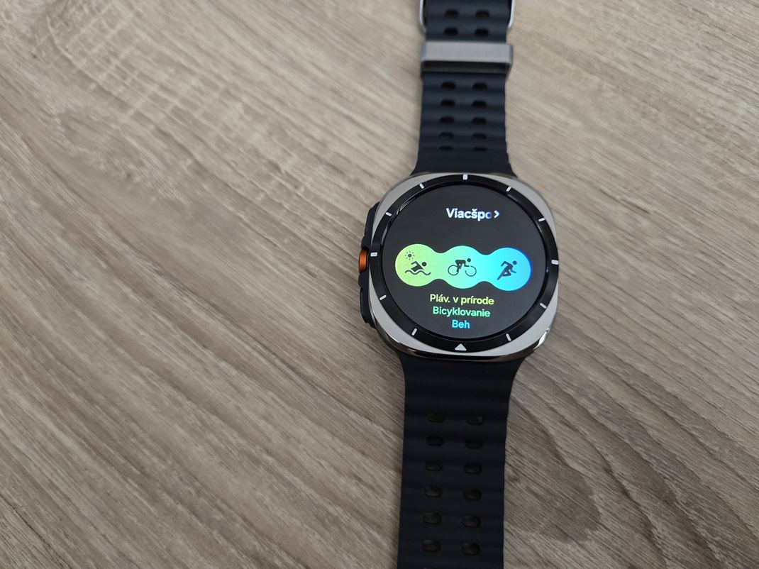 Samsung Galaxy Watch Ultra Aplikcie s tandardn ako v nich hodinkch, bonusom je ovldanie tretm tlaidlom.