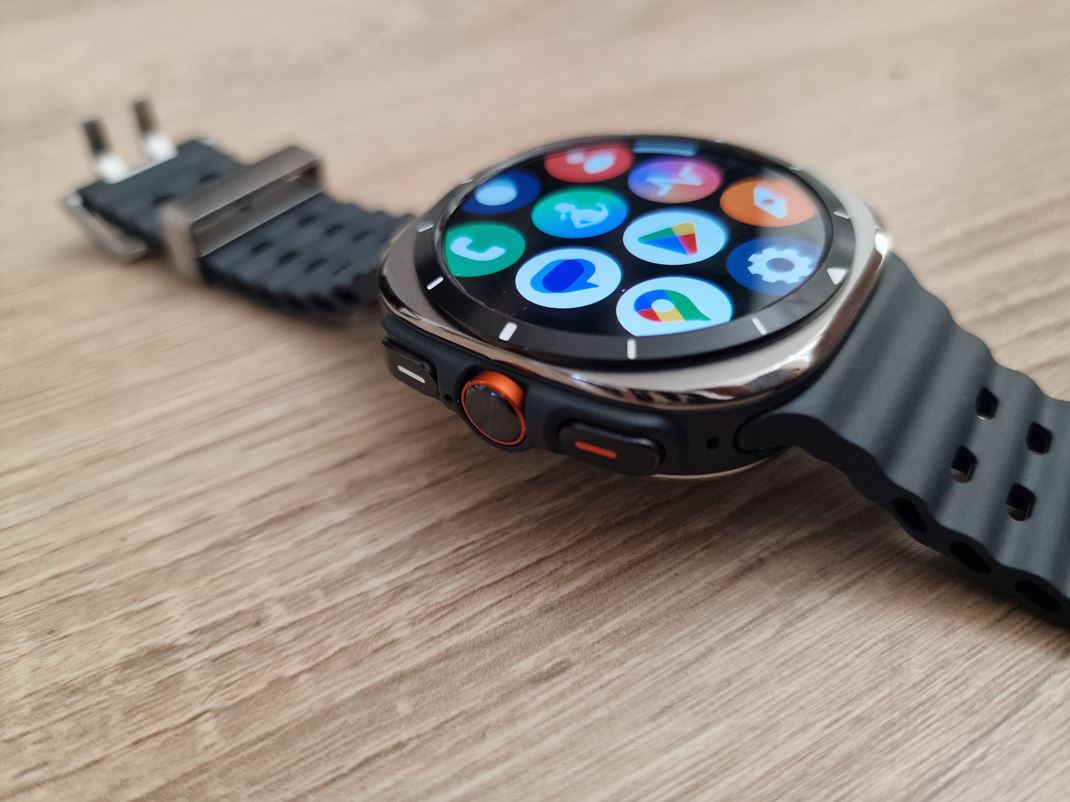 Samsung Galaxy Watch Ultra Novinkou oproti nim verzim je tretie definovanten tlaidlo