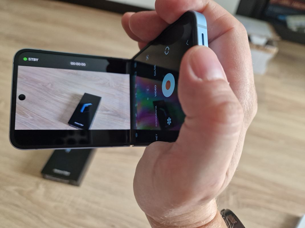 Samsung Galaxy Z Flip6 Mobil pri nahrvan videa mete dra ako kameru.