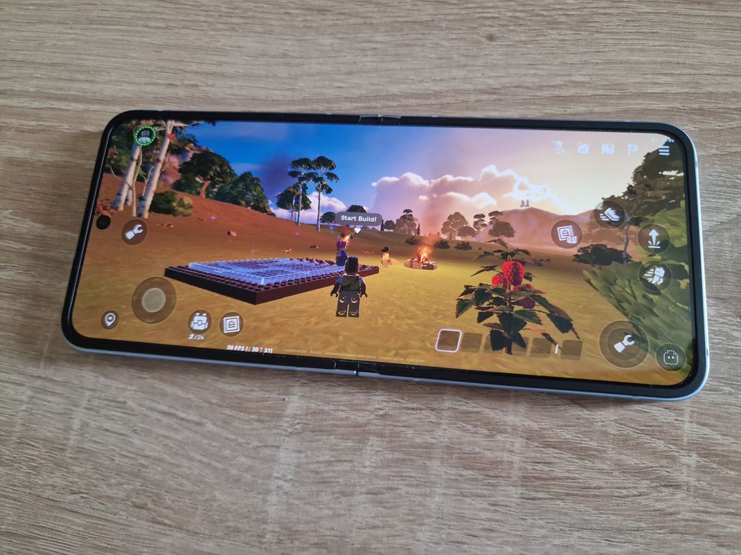 Samsung Galaxy Z Flip6 Mobil nem problm ani s Fortnite.