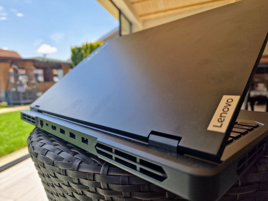 Lenovo Legion Pro 5 16IRX9 Na zadnej strane njdete vetky potrebn porty