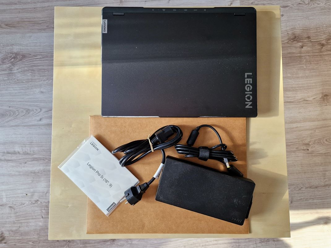 Lenovo Legion Pro 5 16IRX9 Okrem adaptru a notebooku dostanete aj podloku pod my